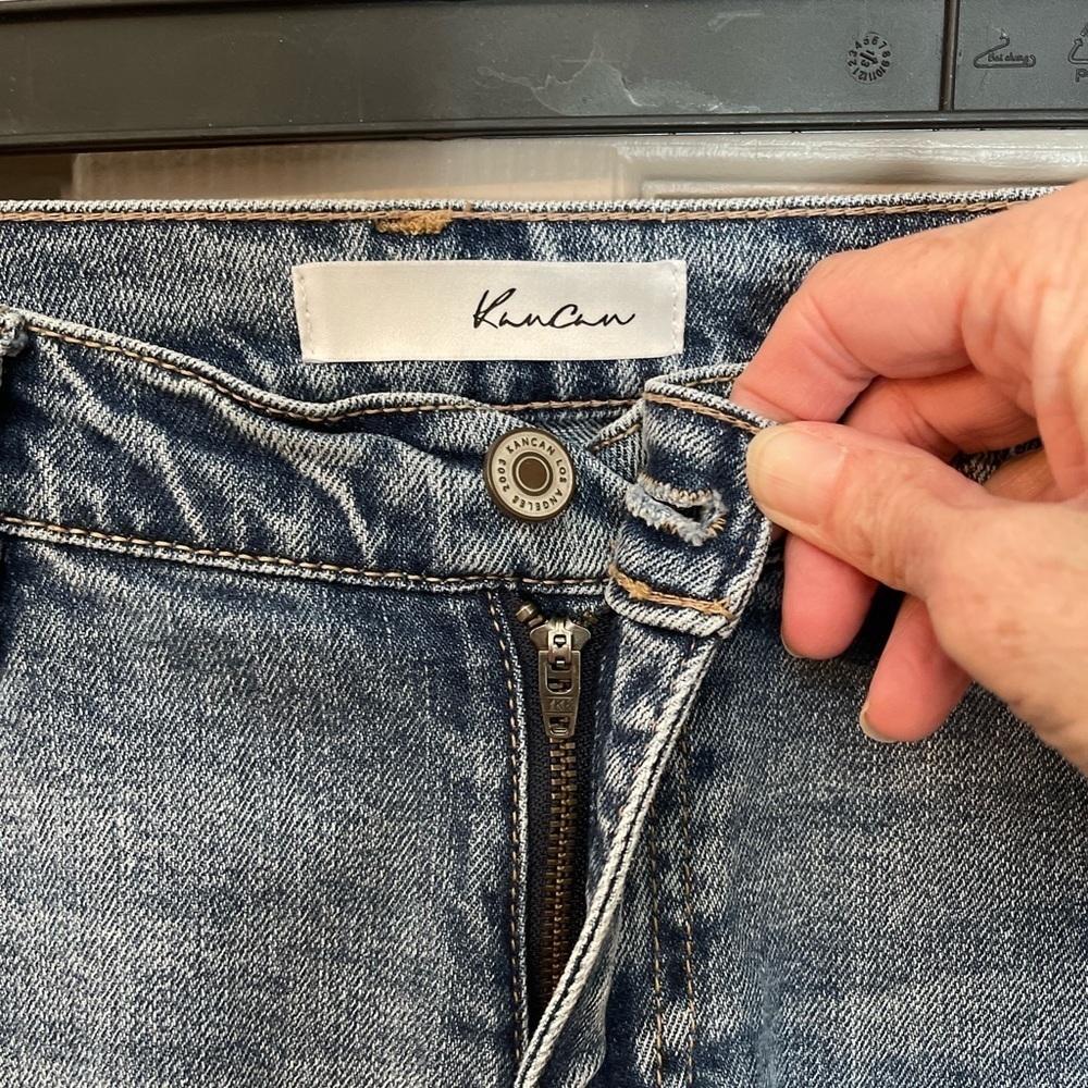 Kancan light wash mildly distressed straight leg 5 pocket jeans. Size 9/28. - Picture 4 of 8